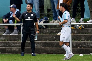 U21-Chefcoach Alper Kayabunar (li.), der lautstark Anweisungen gibt, sieht sein Team auf einem guten Weg. Foto: Joachim Mentel