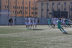 Mit diesem Freistoß traf Lance Fiedler zum zwischenzeitlichen 1:1. Foto: Dirk Fiedler