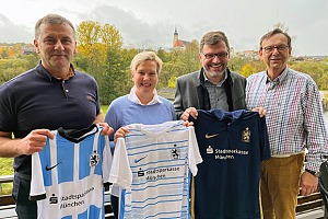 Manfred Paula (li) und Viechtachs Bürgermeister Franz Wittmann (re.) mit Arberland Regio GmbH- & VHS-Leiter Wolfgang Günthner sowie Kollegin Carolin Süß. Foto: Monika Häuslmeier