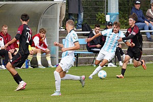 Jannis Hohenester und seinen Kollegen fehlte gegen den Club in vielen Szenen die Körperlichkeit, um sich durchzusetzen. Foto: Joachim Mentel