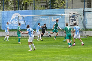 In dieser Szene erzielt Lukas Reich (Nummer 2) in der 90. Minute aus 20 Metern den Ausgleich.  Foto: Joachim Mentel