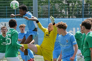 Im Schlussdrittel fehlte der U16, wie hier Emmanuel Brown, die Durchschlagskraft. Foto: Frank Peters