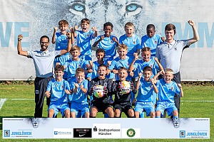 Die U12 mit ihren Trainern Rui Menezes und Daniel Kujawa hatte trotz der 1:2-Niederlage gegen Deggendorf Grund zum Jubeln. Foto: Anne Wild