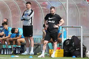 Für Cheftrainer Felix Hirschnagl (re.) ist es nicht nur das letzte Saisonspiel bei der U17. Foto: Dirk Fiedler