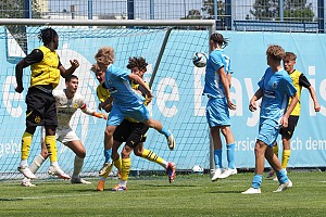 Vor zwei Jahren unterlagen die Junglöwen knapp mit 0:1 mit den Sechzgern (v. li.) Luis Pereira de Azambuja, Samuel Althaus und Lucas Grancay. Foto: Joachim Mentel