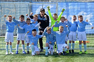 U9-Junglöwen mit ihrem Teampaten Aaron Berzel. Foto: TSV 1860
