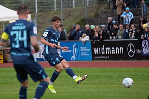 Beim Test der Profis unter der Woche beim FC Amberg durften auch einige Spieler aus der U21 ran, so wie Linksverteidiger Finn Fuchs. Foto: Matthias Reuss