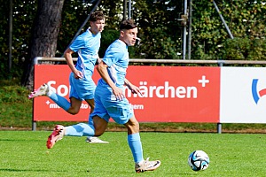 Die Löwen-U21, hier Finn Fuchs (hinten) und Mike Gevorgyan, ist vorm 1. FC Sonthofen gewarnt, verlor das Hinspiel mit 0:1. Foto: Joachim Mentel