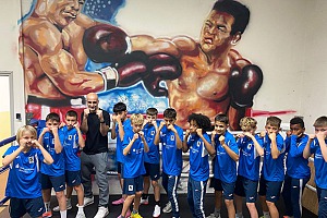 Mit Boxtrainer Nima übten die jungen Kicker grundlegende Muster des Boxens. Foto: Privat