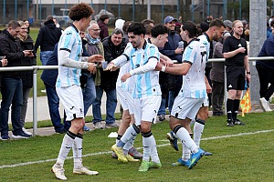 Samuel Althaus gratuliert Torschütze Arin Garza zum Siegtreffer gegen Pipinsried. Foto: Joachim Mentel