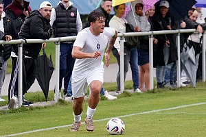 Luca Dollinger, vom TSV Landsberg gekommen, war wie das gesamte Team nach dem Spiel gegen Deisenhofen über den verpassten Sieg enttäuscht. Foto: Joachim Mentel