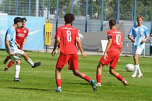 Arin Garza (li.), der beim 1:1 im Hinspiel die Führung erzielte, und Xaver Kiefersauer (re.). Foto: Joachim Mentel