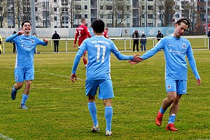 Jahi Osmani (v. li.), Torschütze Efe Karakoc und Paul Sturm feiern das 3:0. Foto: Joachim Mentel