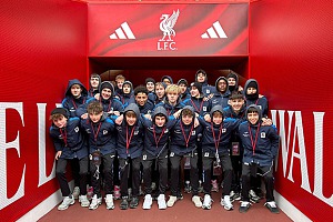 Die U15 auf Stadiontour beim Liverpool F.C. an der berühmten Anfield Road. Foto: Privat