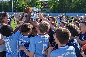 Fußballabteilungsleiterin Veronika Seemann (li.) überreicht an die beiden Junglöwen-Teams den Pokal. Foto: Paul Wessa