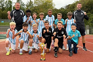 Die U11 mit ihren Trainern Heico Kleinschmidt (li.) und Daniel Skodic (re.) bejubelt den Turniersieg. Foto: Privat