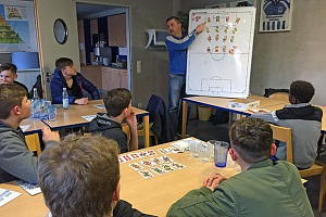 Mal erwas anderes als Fußball: U14-Junioren lernen Schafkopfen. Foto: TSV 1860