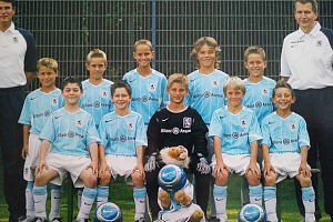 U10-Junglöwen in der Saison 2004/05: Felix Weber (oben, 2. Spieler von rechts), Maximilian Wittek (unten, 1. Spieler von rechts) und Emanuel Taffertshofer (unten, 2. Spieler von rechts).