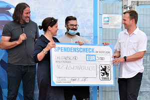Übergabe des Spendenschecks an das NLZ. Von links: Roland Hefter, Verena Dietl, Benedikt Lankes, Roy Matthes. Foto: TSV 1860